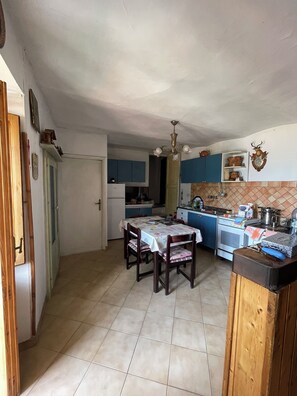 Ofen, Herdplatte, Kochgeschirr/Geschirr/Besteck, Gewürze