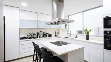 Frigobar, microondas, horno y utensilios de cocina
