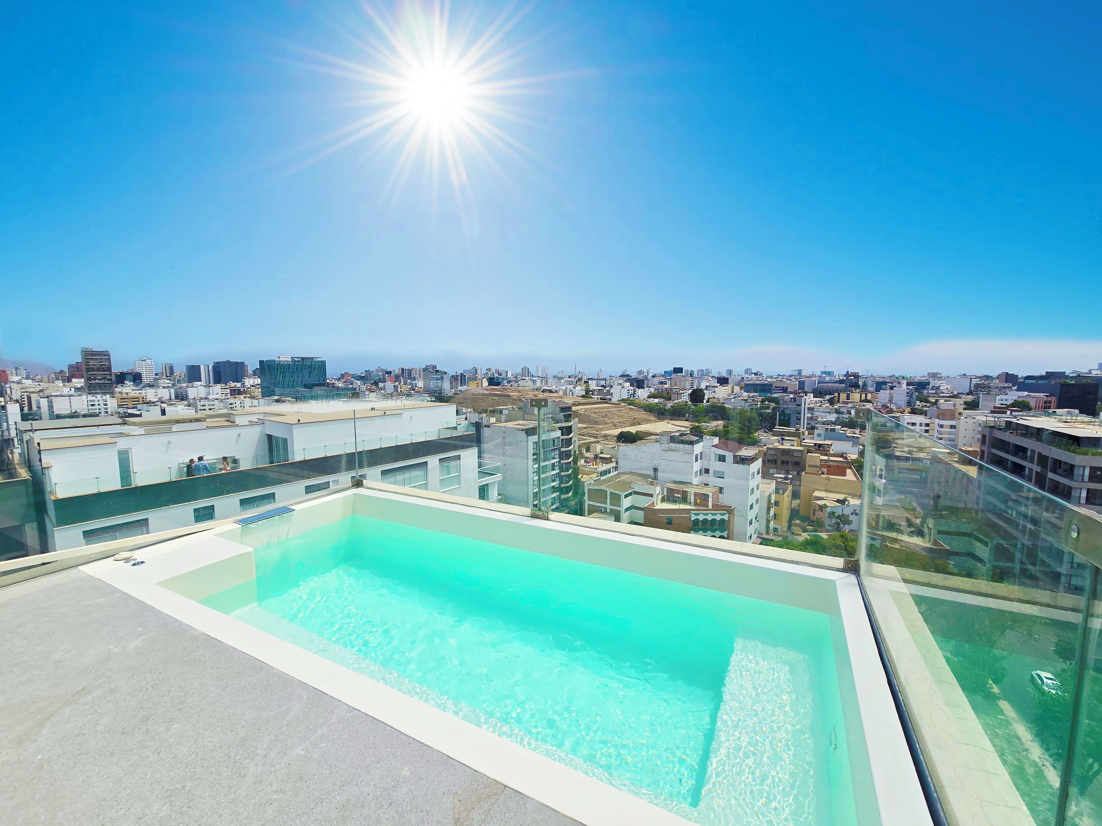 Ein Pool auf dem Dach mit Blick auf die Stadtlandschaft.