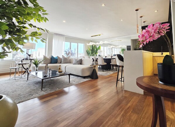 Living room - Penthouse Jacuzzi Luxury Duplex 4BR (Lima)