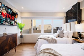 In-room safe, individually decorated, individually furnished, desk - Penthouse Jacuzzi Luxury Duplex 4BR (Lima)