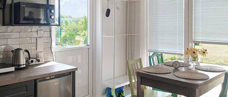 Fridge, stovetop, coffee/tea maker