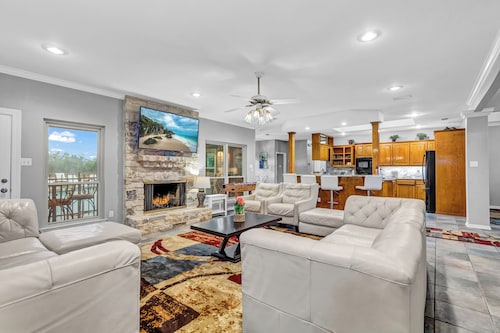 ♥Luxury Country Estate,♥Heated Pool,♥Hot Tub,♥close to Downtown,♥Sleeps 20