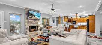 ♥Luxury Country Estate,♥Heated Pool,♥Hot Tub,♥close to Downtown,♥Sleeps 20