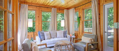 Een smart-tv, een open haard en videogames