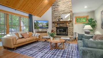 Smart TV, caminetto, videogiochi