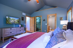 4 bedrooms, iron/ironing board, travel crib, free WiFi - King Bed : Deck w/Grill : Fireplace : Smart TVs : Pool + Gym Access : EV level 2 (Galena)