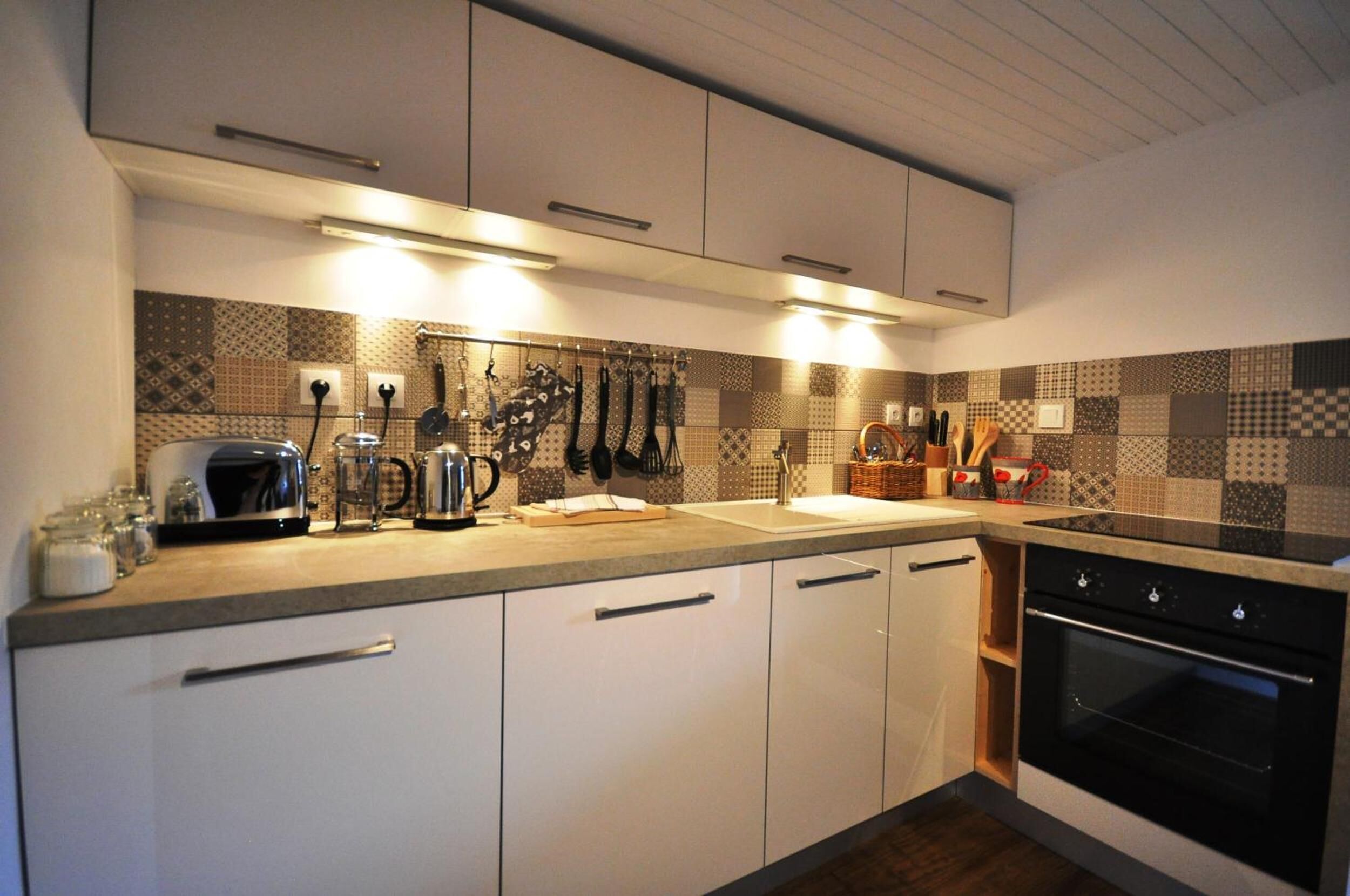 Réfrigérateur, micro-ondes, four, plaque de cuisson