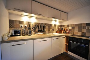 Køleskab, mikrobølgeovn, ovn, kogeplade