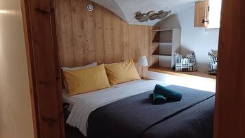 2 slaapkamers, een strijkplank/strijkijzer, gratis wifi, beddengoed