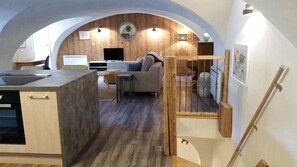 Una televisión, un reproductor de DVD, un reproductor estéreo