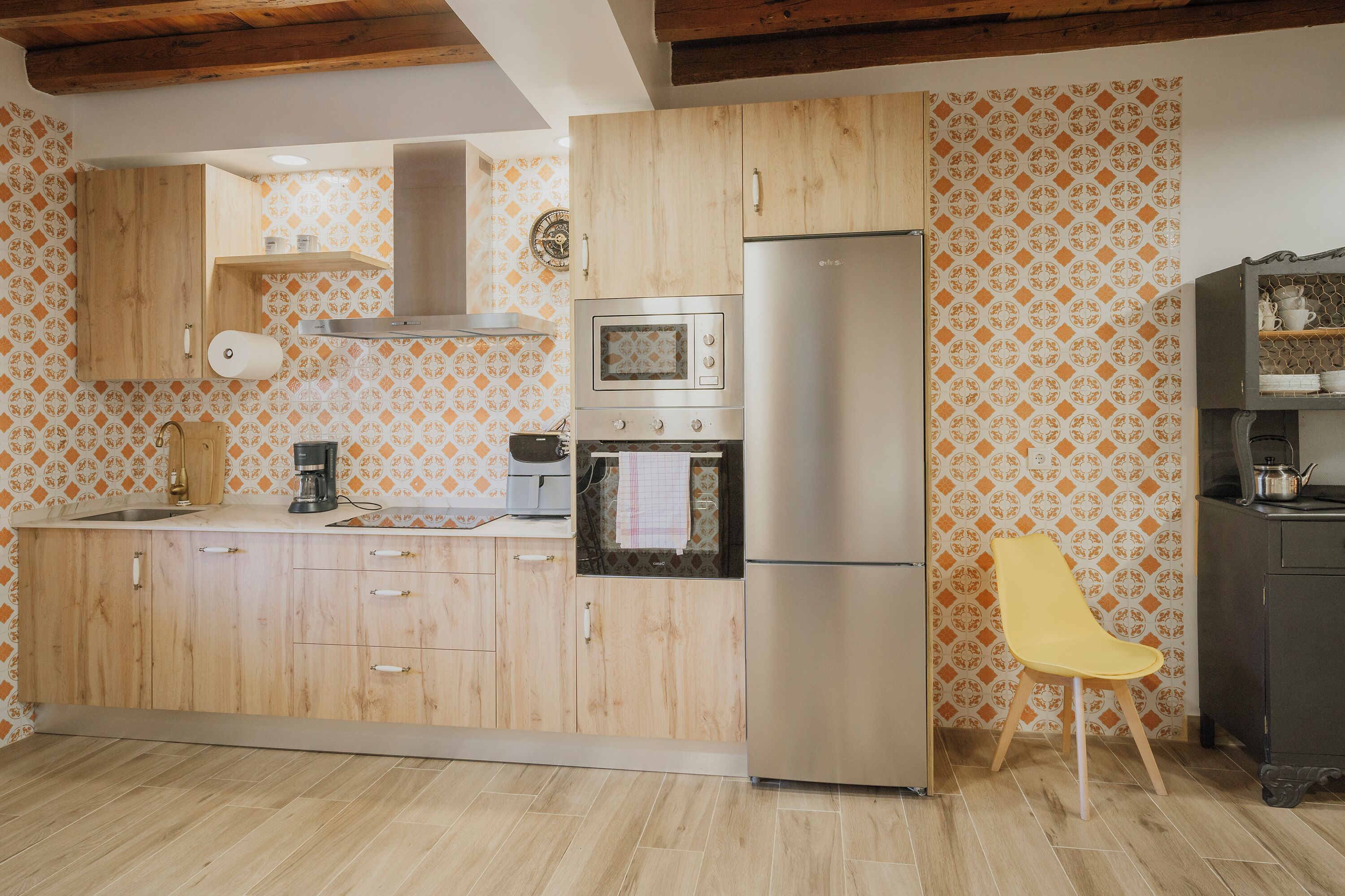 Een koelkast, een microgolfoven, een oven, een kookplaat