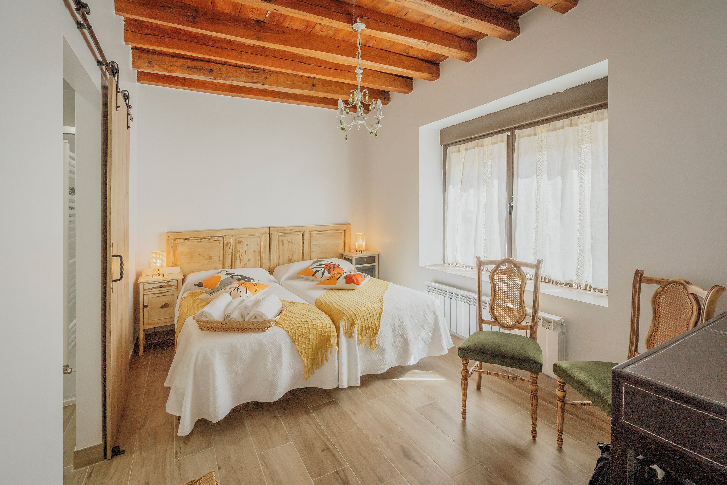 5 slaapkamers, een strijkplank/strijkijzer, gratis wifi, beddengoed