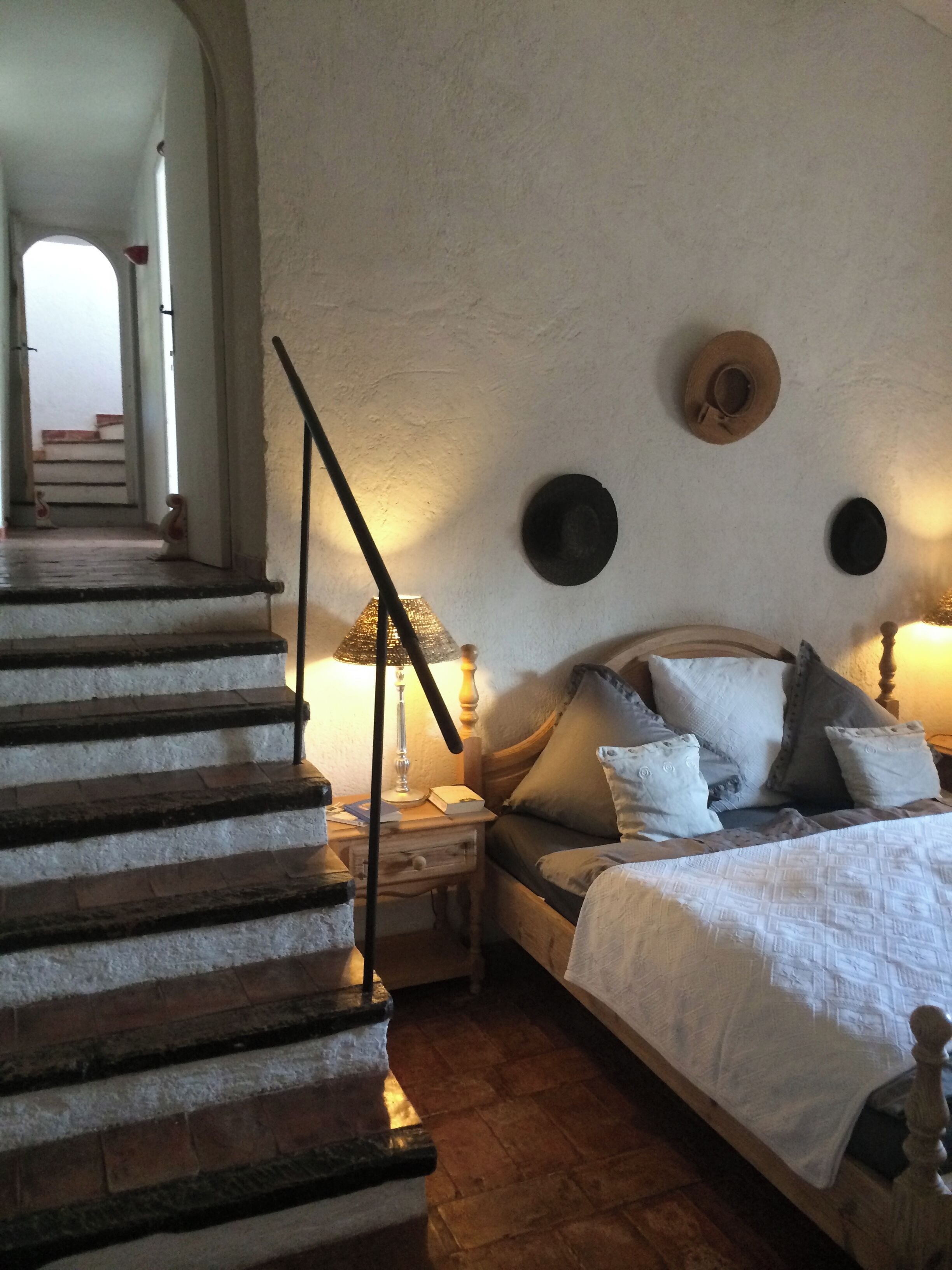 5 chambres, coffres-forts dans les chambres, bureau