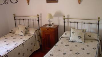 6 dormitorios, tabla de planchar con plancha, ropa de cama