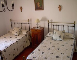 6 bedrooms, iron/ironing board, bed sheets