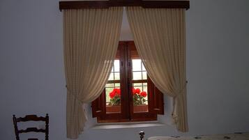 6 bedrooms, iron/ironing board, bed sheets