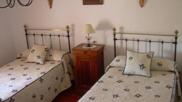 6 bedrooms, iron/ironing board, bed sheets