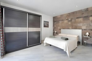 5 bedrooms, iron/ironing board, free WiFi, bed sheets