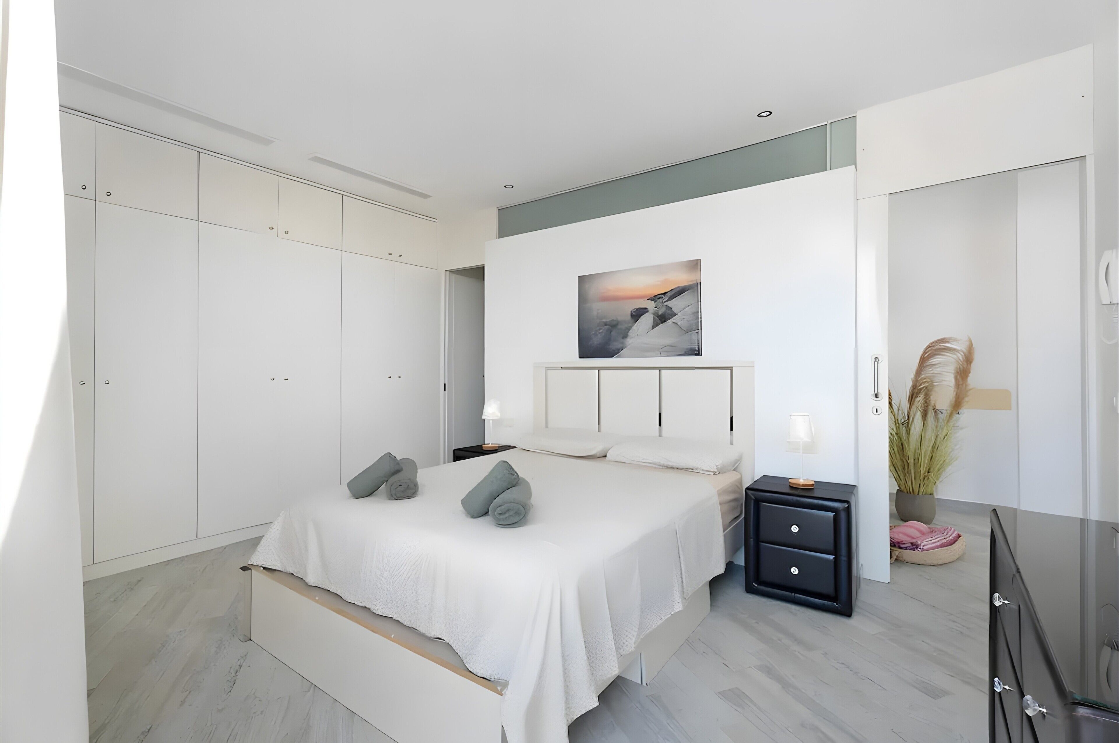 5 bedrooms, iron/ironing board, free WiFi, bed sheets