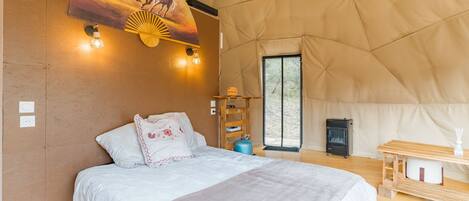 1 bedroom, bed sheets