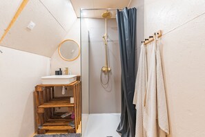 Shower, towels - Guesthouse 'La Cabane Aux Chevaux' with Private Garden (Varages)