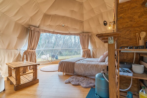 1 bedroom, bed sheets - Guest House 'La Cabane Aux Chevaux' with Private Garden (Varages)