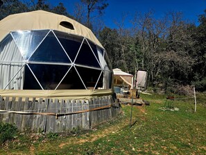 Property grounds - Guesthouse 'La Cabane Aux Chevaux' with Private Garden (Varages)