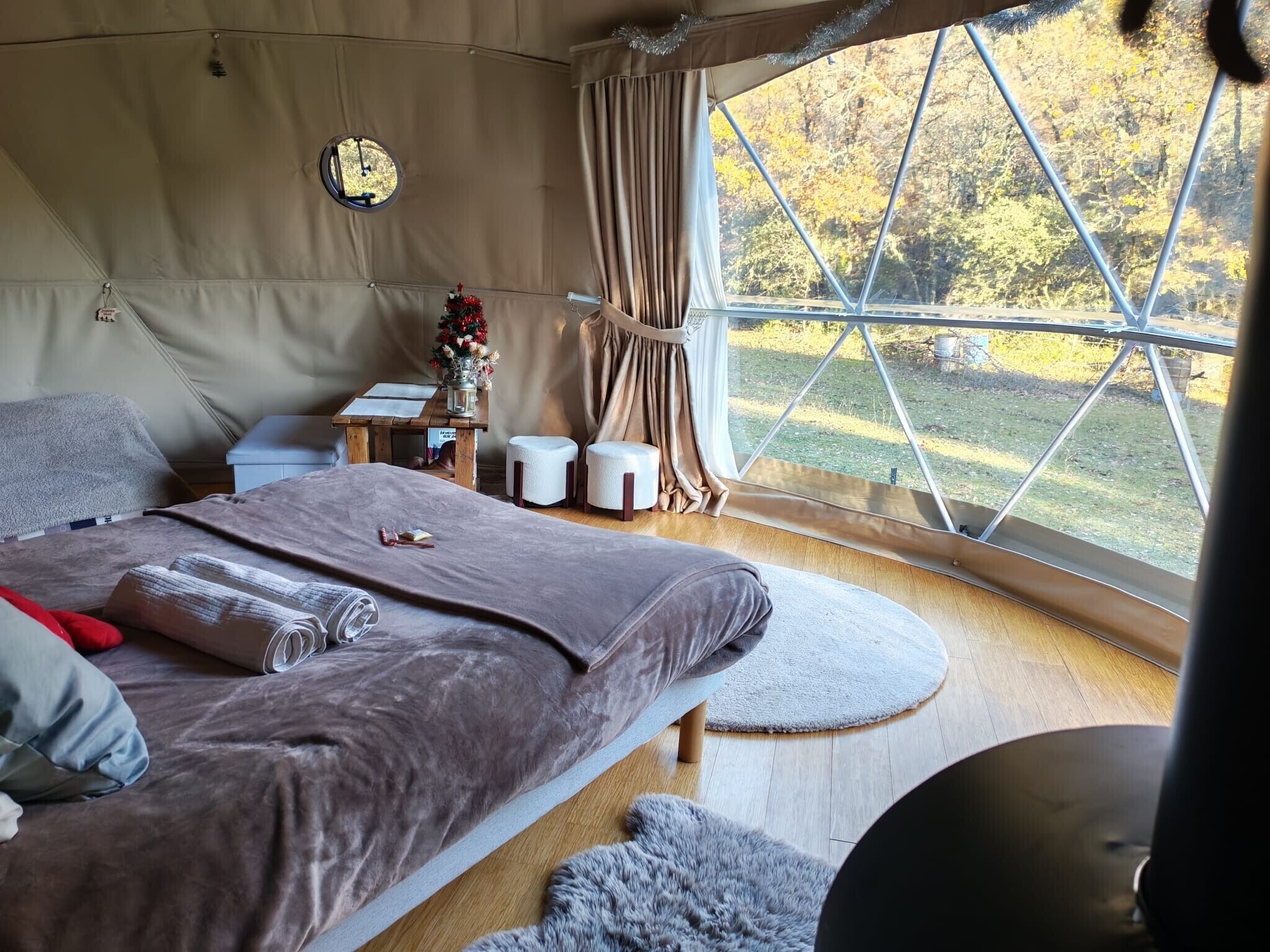 1 bedroom, bed sheets