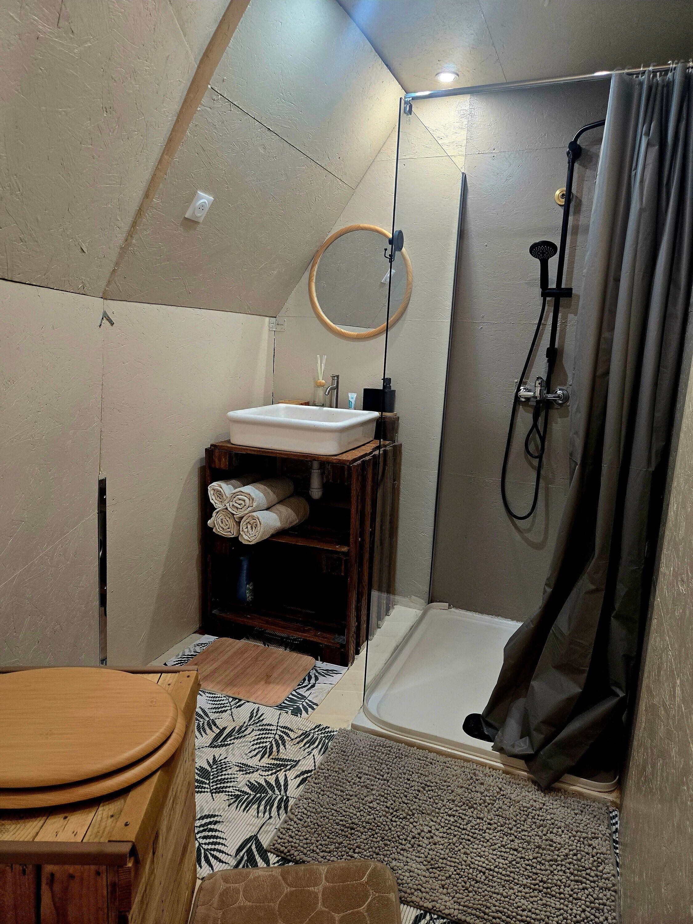 Dusche, kostenlose Toilettenartikel, Handtücher