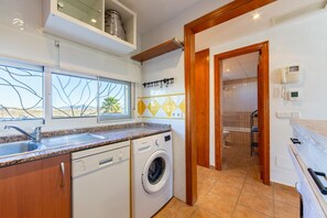Shower, hair dryer, towels - Apartment 'Lomas De Mar 3' with Mountain View, Wi-Fi and Air Conditioning (Vera)