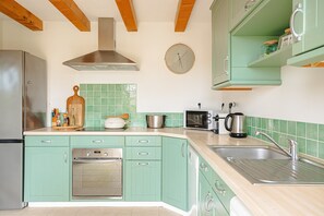 Réfrigérateur, four à micro-ondes, un four, surface de cuisson