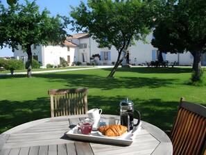 Outdoor dining - Maison "Opaline" with Shared Pool, Private Terrace, and Wi-Fi (Vergné)