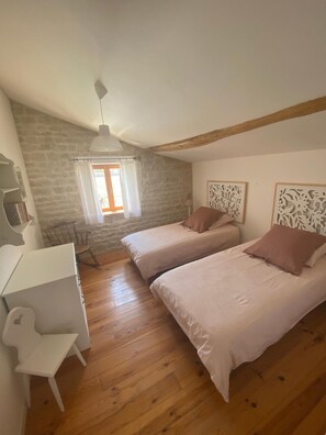 3 bedrooms, iron/ironing board, free WiFi, bed sheets - Maison "Opaline" with Shared Pool, Private Terrace, and Wi-Fi (Vergné)