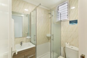 Douche, séchoir à cheveux, serviettes fournies