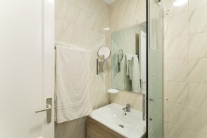Shower, hair dryer, towels
