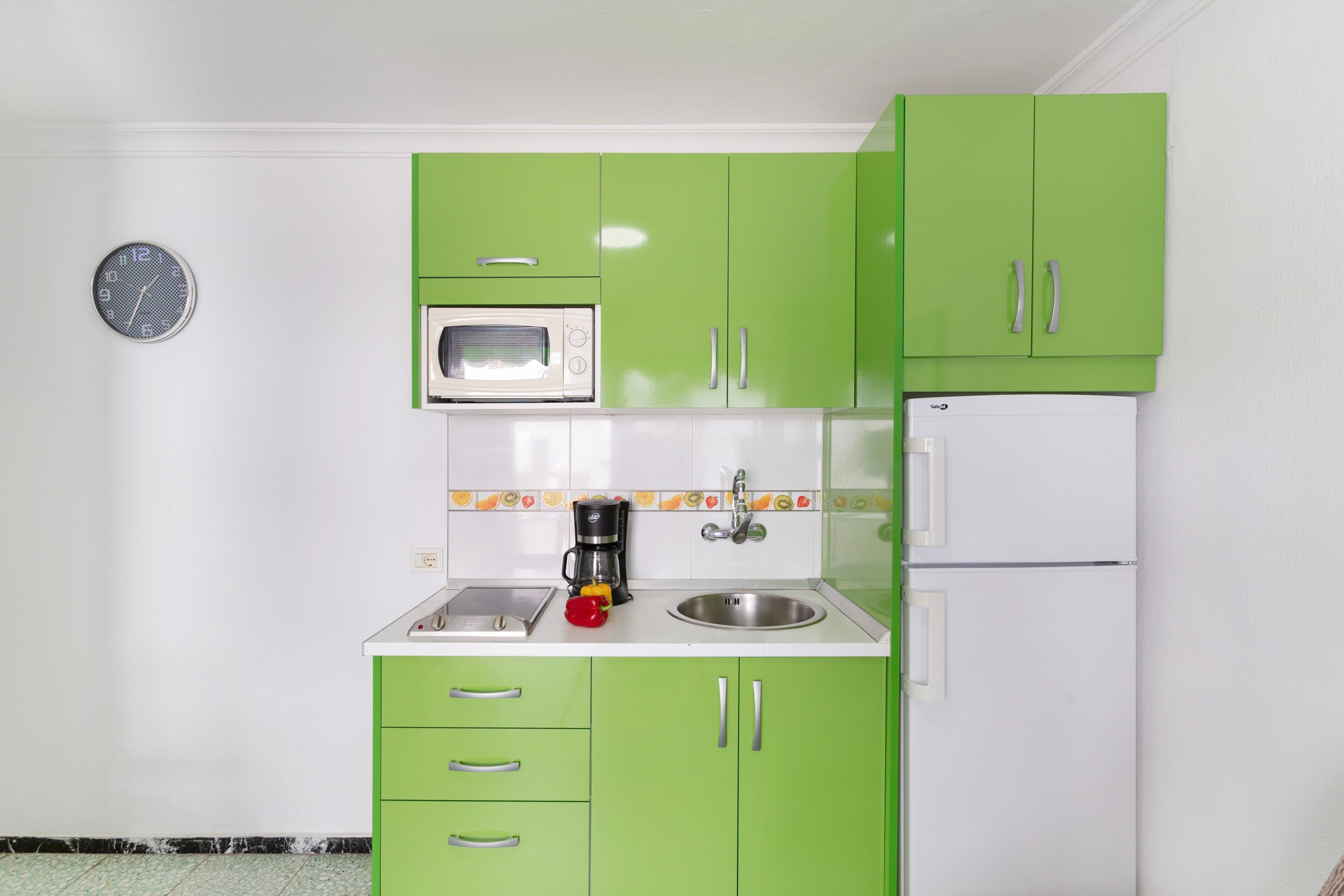 Een koelkast, een magnetron, een kookplaat