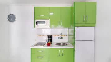 Køleskab, mikrobølgeovn, kogeplade, kaffe-/temaskine