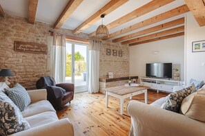 TV, DVD player, table tennis, stereo