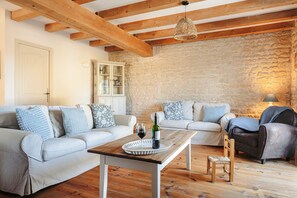 TV, lettore DVD, tavolo da ping pong, impianto stereo