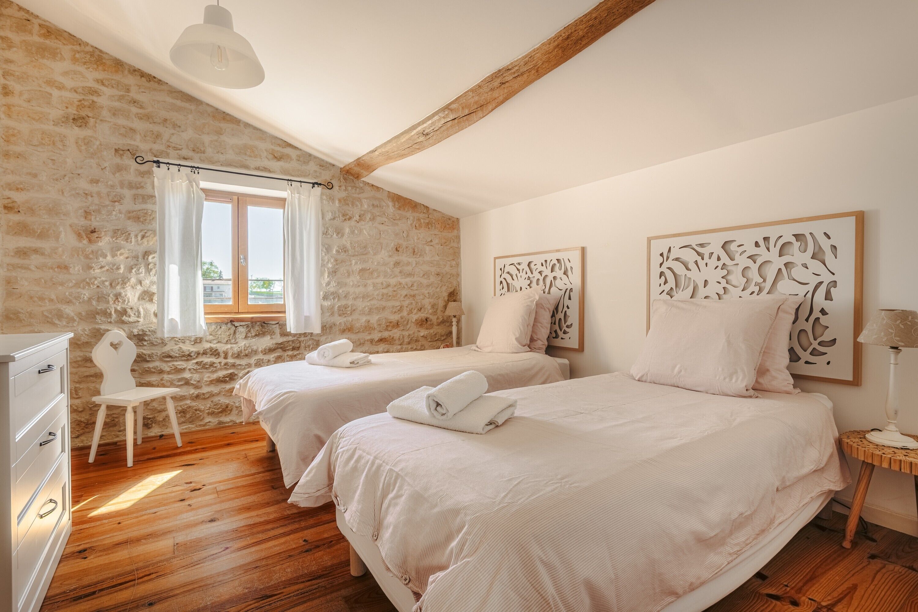 6 bedrooms, iron/ironing board, WiFi (free), bed sheets
