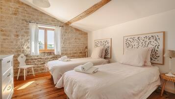 6 bedrooms, iron/ironing board, WiFi (free), bed sheets