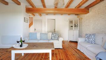 Fernseher, DVD-Player, Tischtennisplatte, Stereoanlage