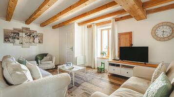 TV, DVD player, ping pong, stereo