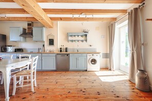 Køleskab, mikrobølgeovn, ovn, kogeplade