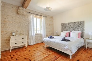 6 bedrooms, iron/ironing board, free WiFi, bed sheets