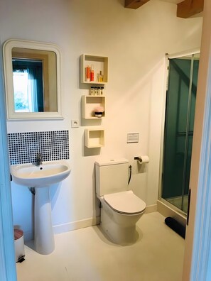 淋浴设施、吹风机、毛巾