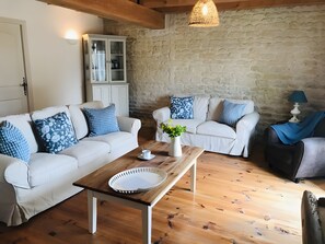 TV, DVD player, table tennis, stereo