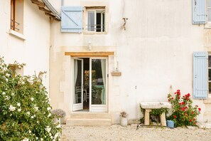 Exterior detail - Maison 'Ambre' with Shared Pool & Spa, Private Terrace, and Wi-Fi (Vergné)