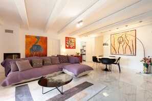 Televisión y chimenea 